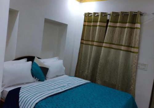 Deluxe Double Room Bed1